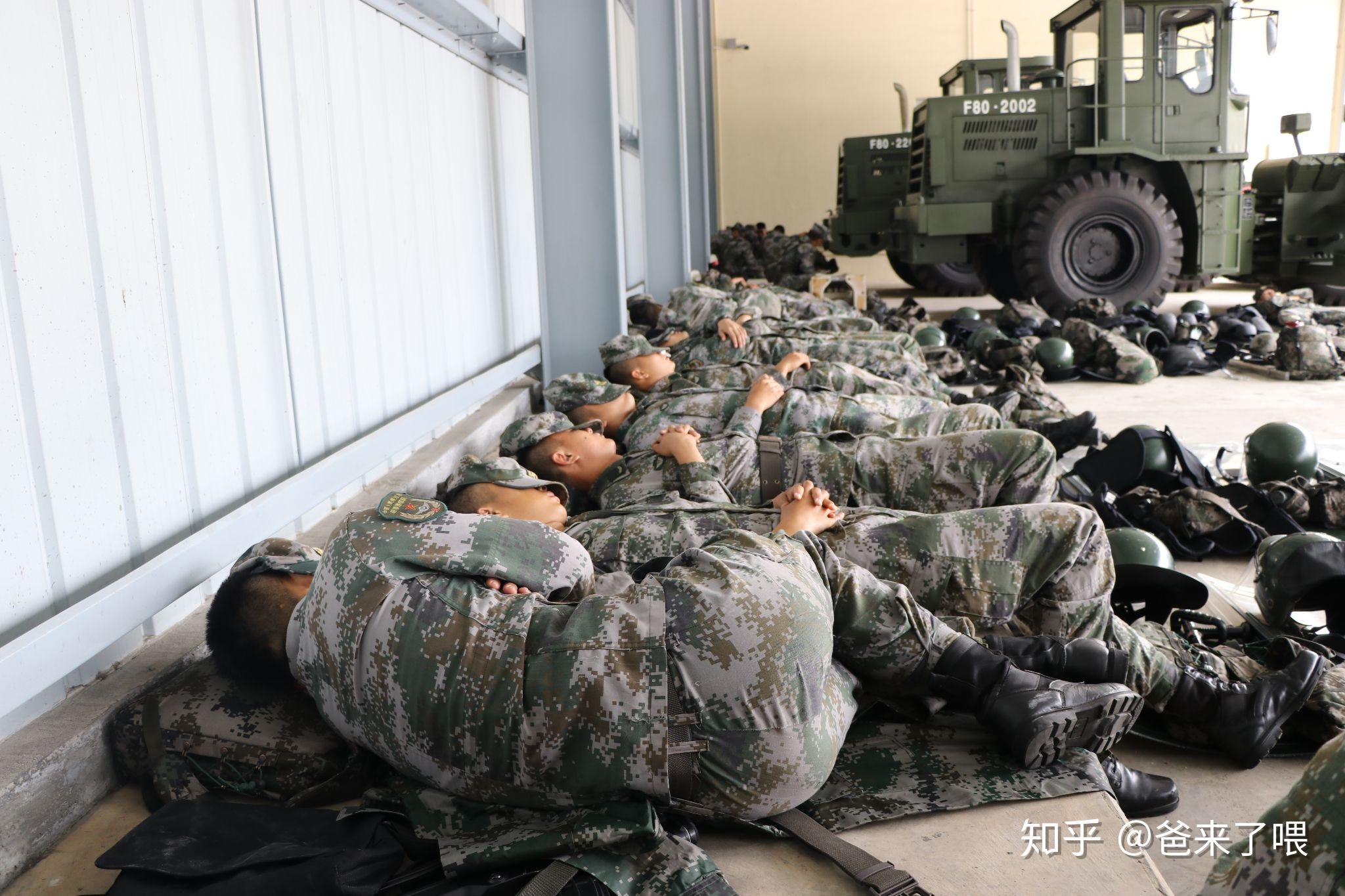 军人的正规睡姿图片