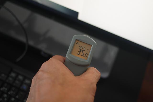 图145—在室温28度环境中,坚果tnt工作站显示器的温度没有任何一点