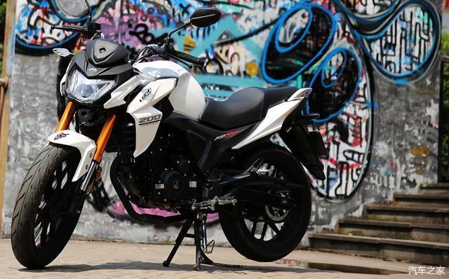 力帆kps200外观设计非常动感,虽然是一款街车,但是力量感和色彩的把握