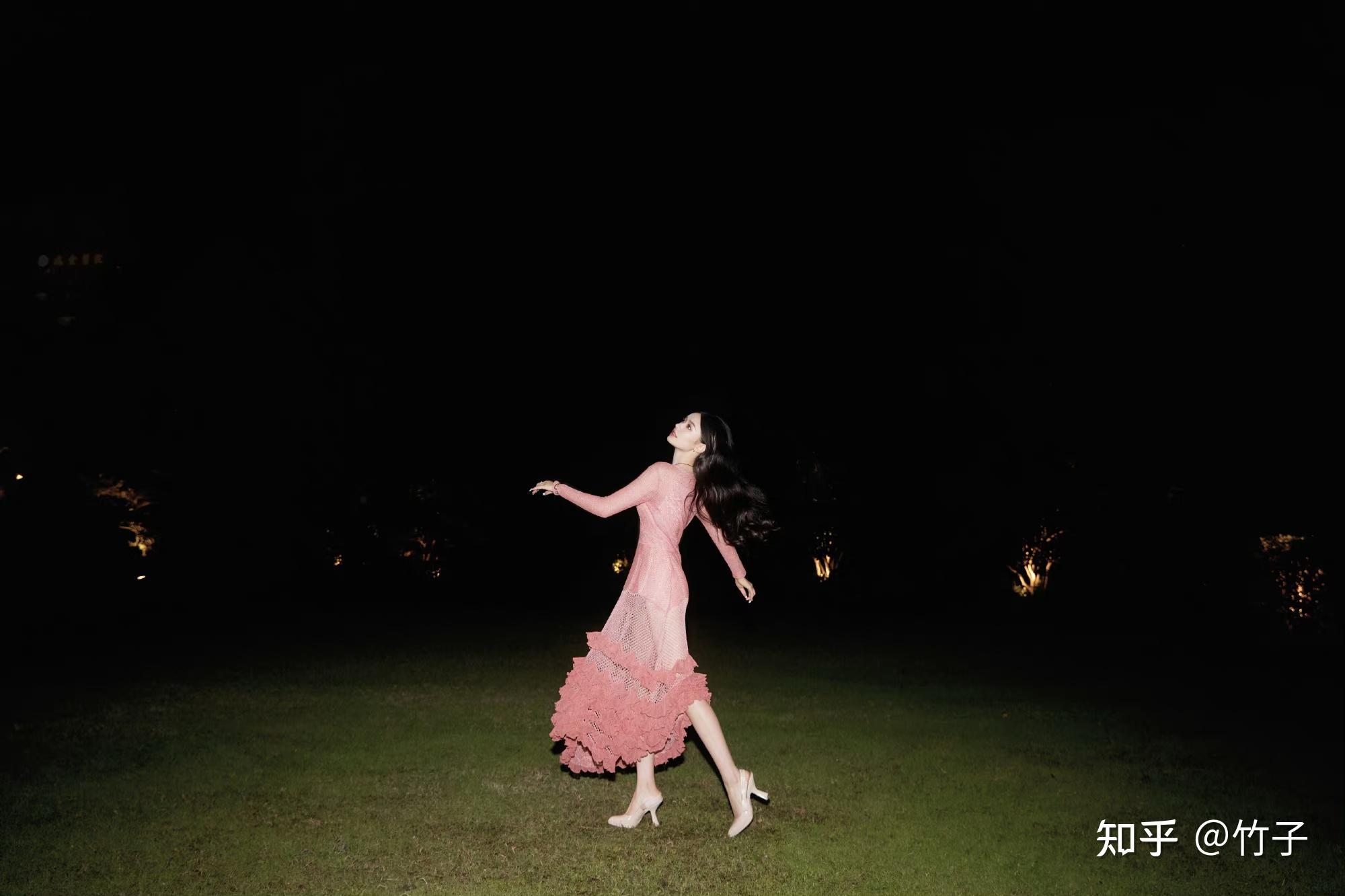 林允最新美照分享针织鱼尾裙破茧成蝶浪漫如期而至别样的美