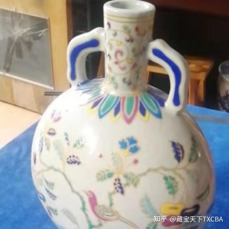 清乾隆 青花双耳抱月瓶 A blue and white 'floral' moonflask, Qing dynasty, Qianlong