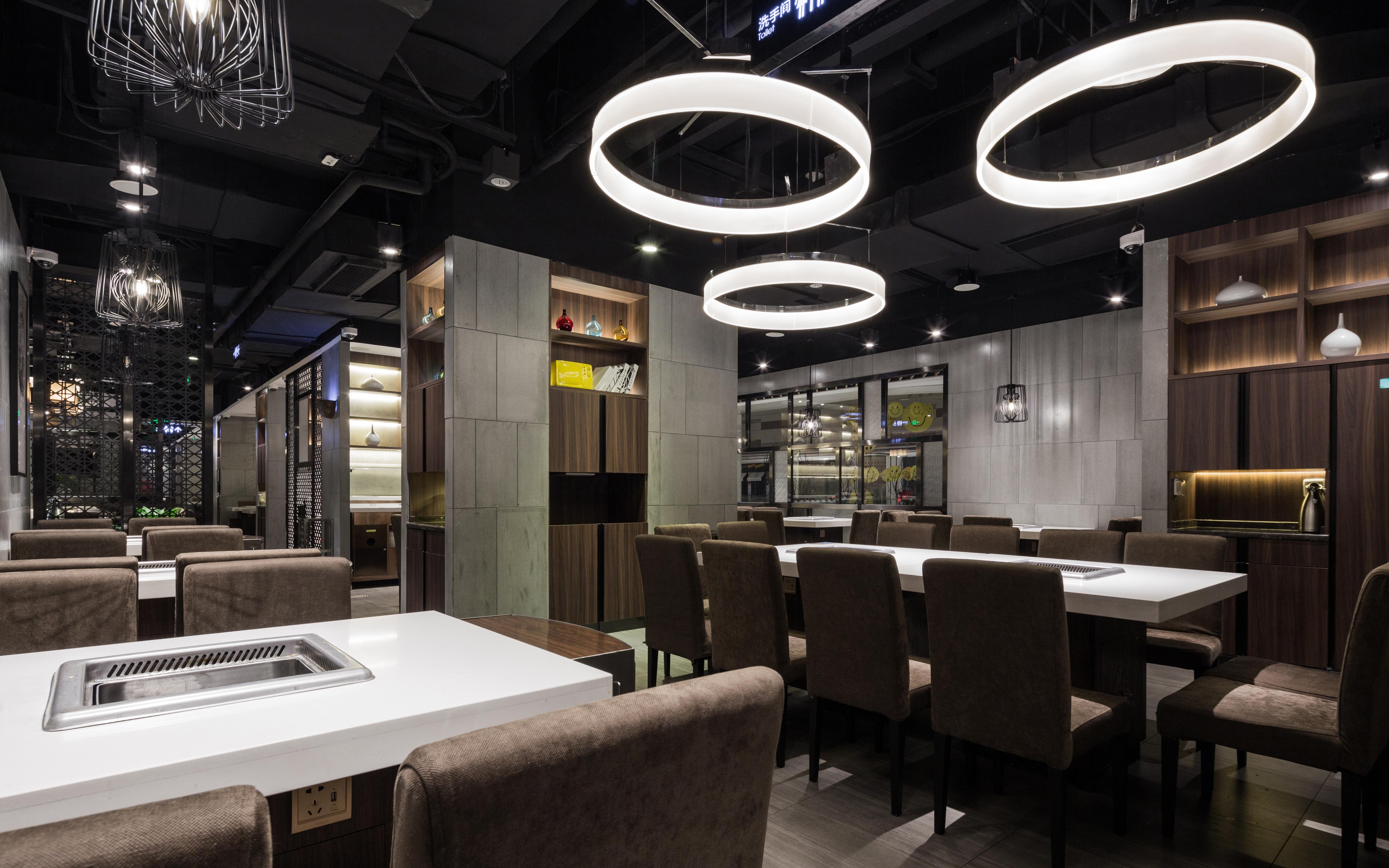 由此延续的便是海底捞店内装修风格的改变,近几年,海底捞一直在通过