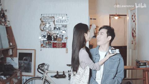 认真帮男朋友理发(虽然失败了)方言大pk情侣之间的方言大pk,女朋友帮