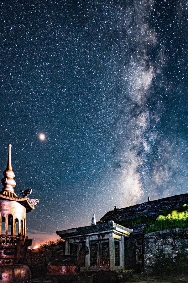 这是上次去武功山拍的一个星空图,,注意下面的庙的门内233333
