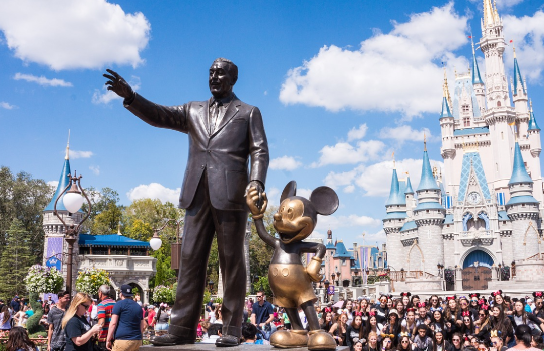 1923年,二十多岁的华特·迪士尼在好莱坞创办了华特·迪士尼公司.