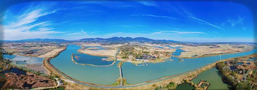 凌家滩遗址位于安徽省含山县铜闸镇长岗村,是一处距今约5800至5300年