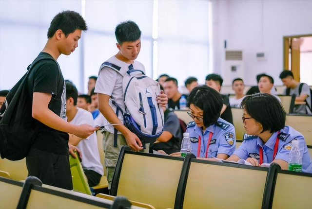 学生苦读警校4年,因亲人犯错无法"公安联考",学生欲哭无泪