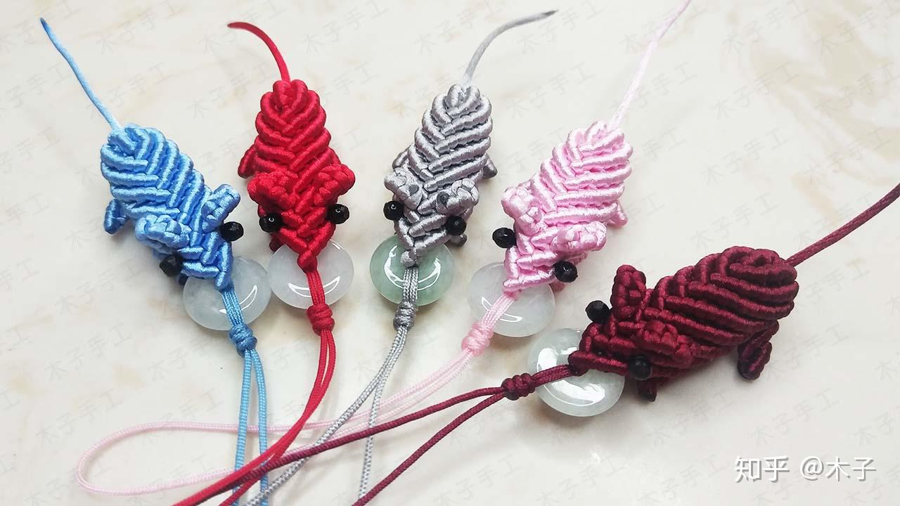 今年是鼠年快来用绳子编一个小老鼠挂件吧加上平安扣寓意数你平安