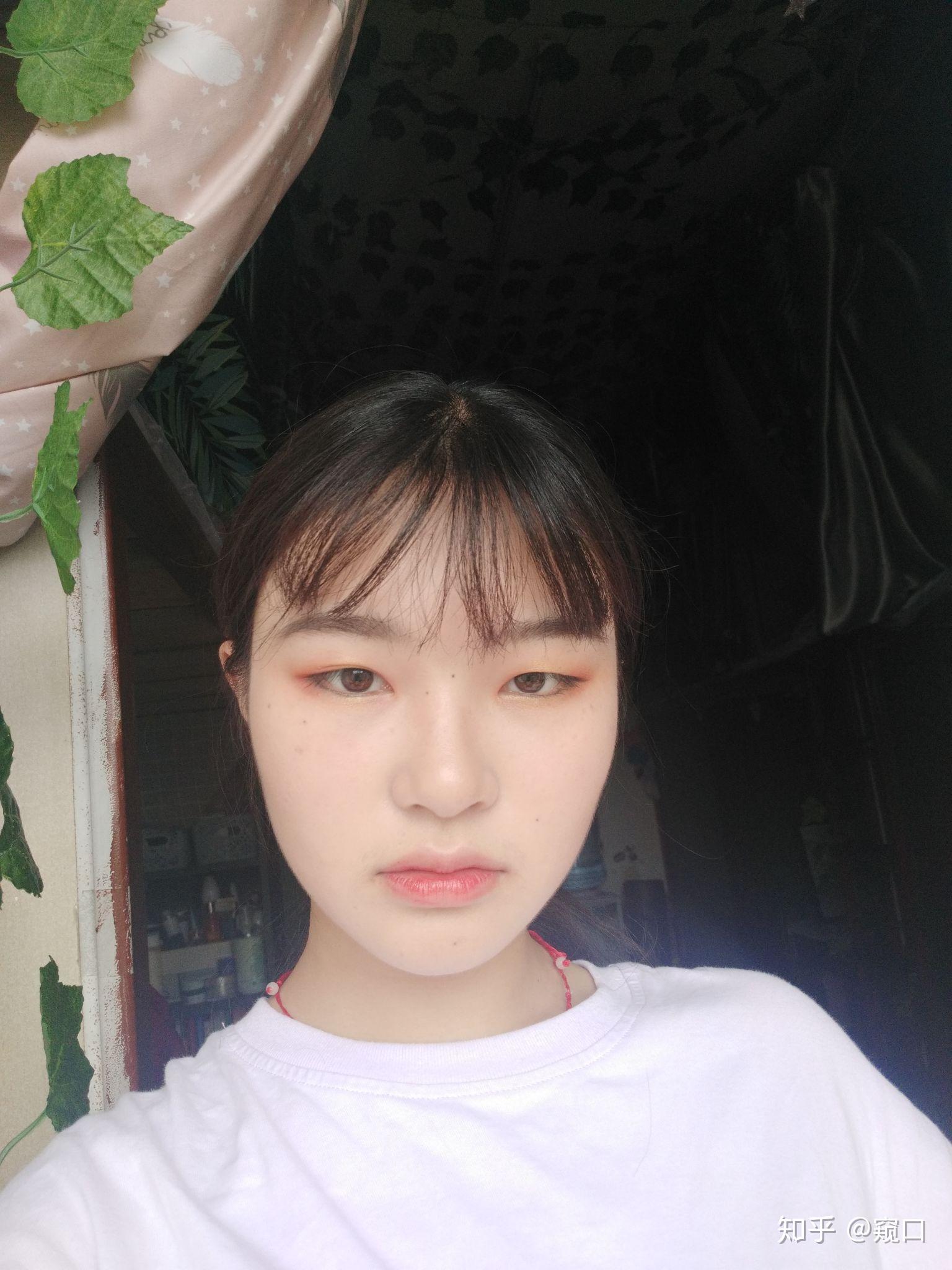 有没有那种单眼皮小眼睛塌鼻梁厚嘴唇但还挺好看的女生