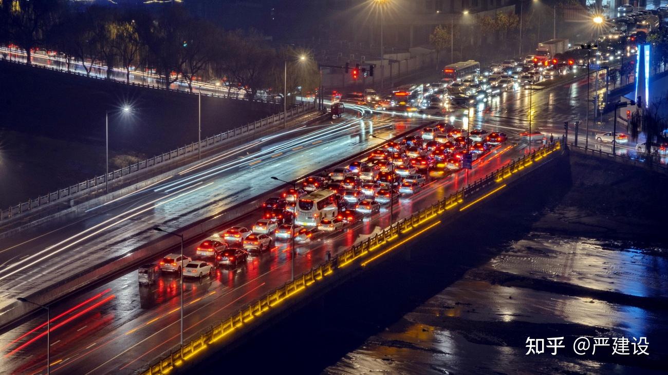 雨夜拍摄韩森路浐河大桥严建设12月10日西安城终日小雨滴沥入夜后韩森
