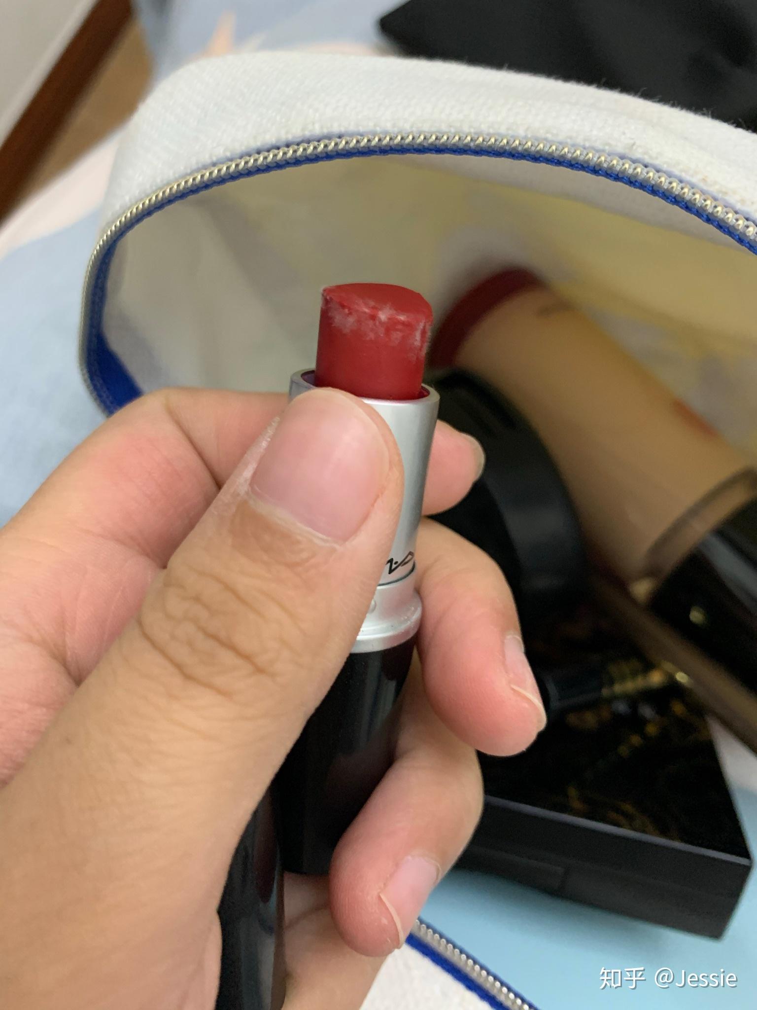 mac口红长了白霜一样的东西,是发霉了吗?