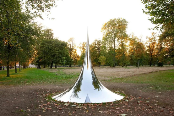 mirror)与"云门"的创作意图类似:一个直径为35英尺的凹面镜悬挂在纽约