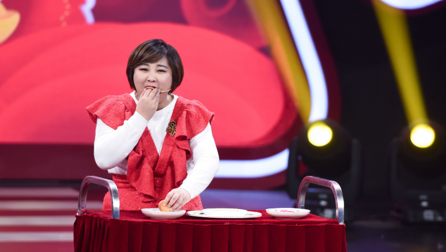 贾玲54亿到账,被曝生子后首现身,暴瘦48斤,穿一身黑又有腰了