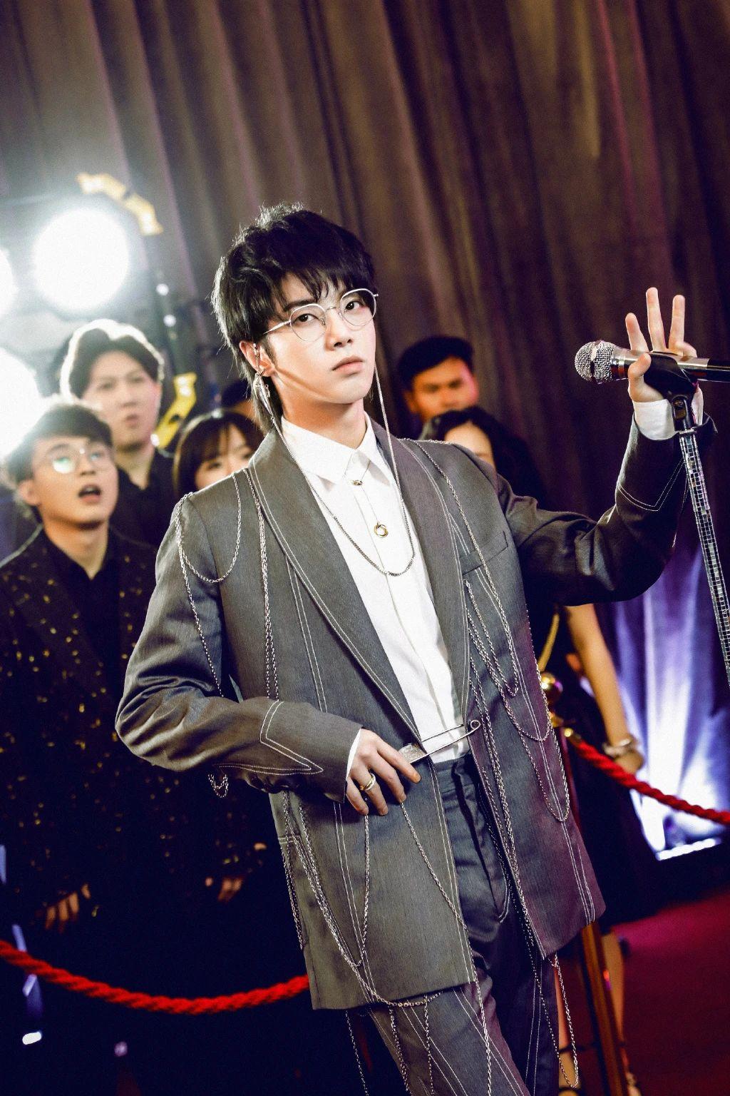 华晨宇壁纸他在红毯灯光中款款而现灰色雅痞风西装超帅气