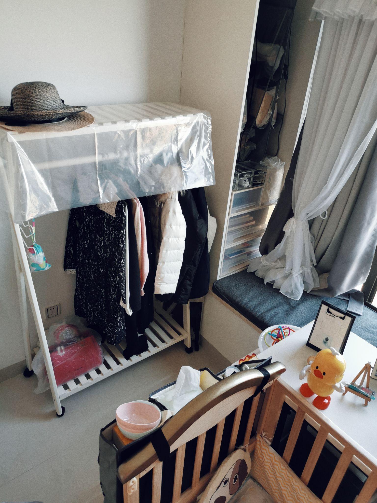 房间变成这样(已被塞满,我的空间已经被彻底压缩qaq):客厅变回了这样