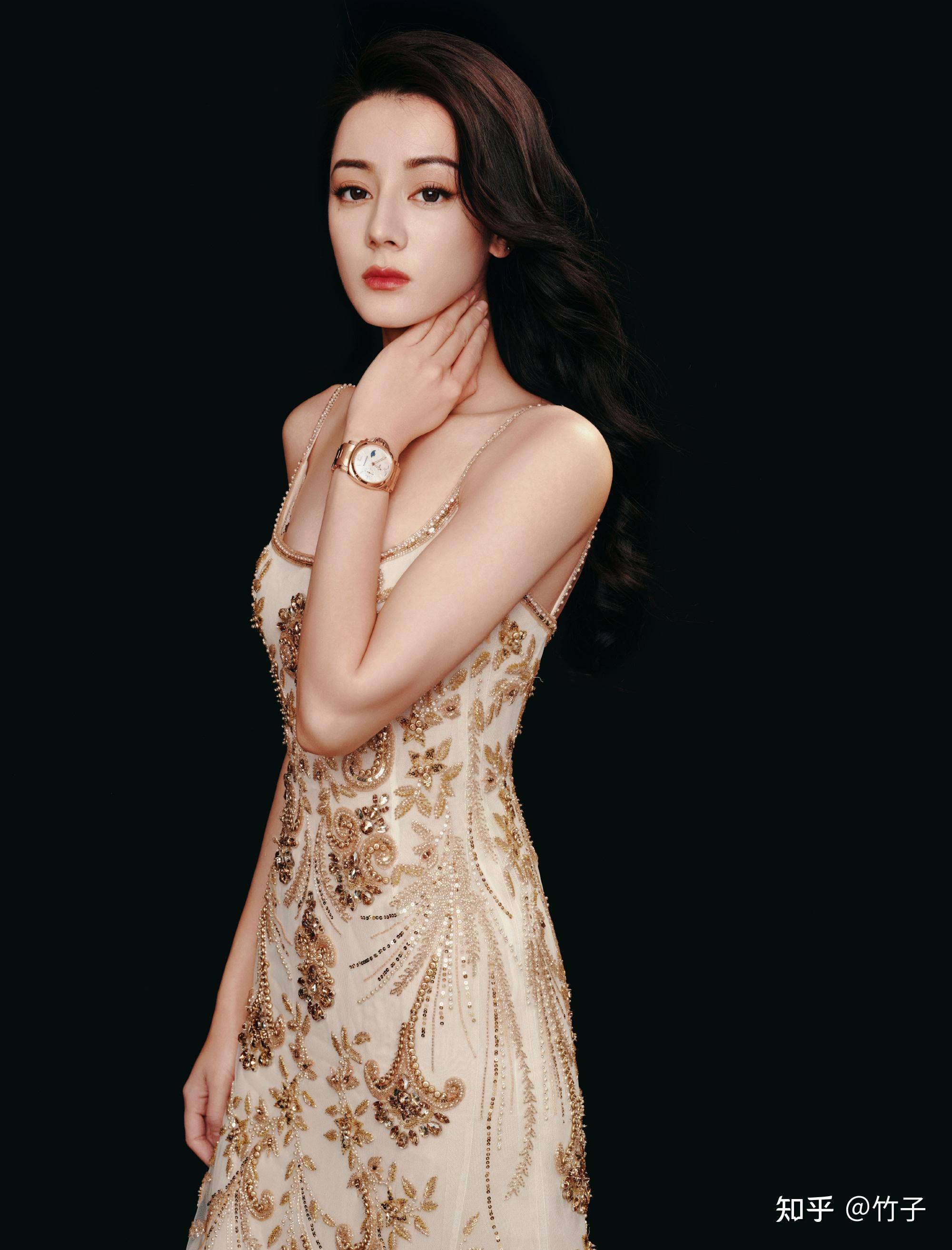 迪丽热巴最新美照,香槟色刺绣礼服裙星眸璀璨优雅至极,热巴好美