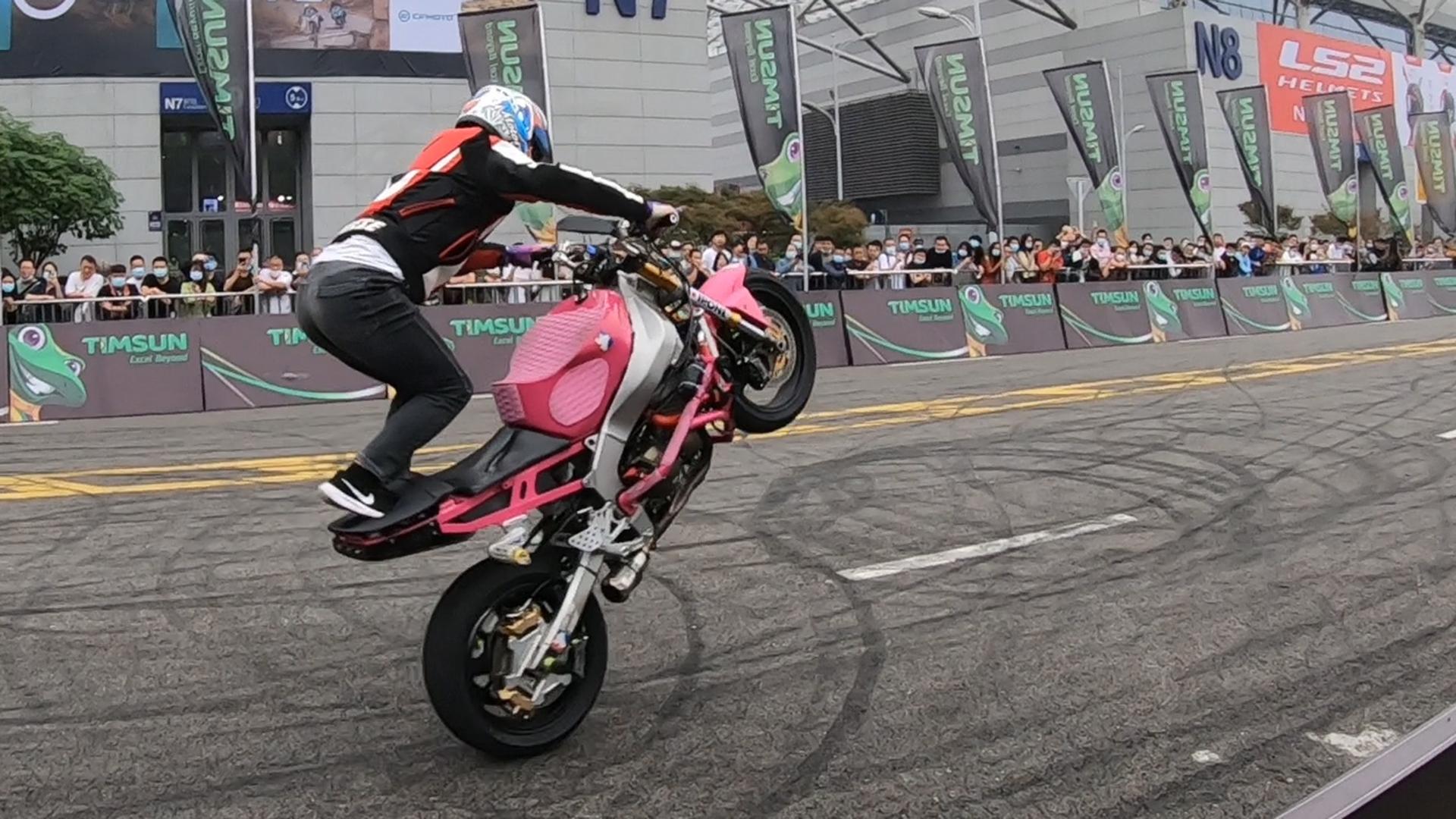 摩托车特技表演漂移翘头甩尾单轮刹车无所不能