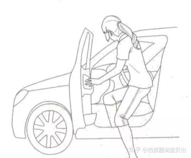 通常情况下,我们打开车门后随随便便往车上一坐,开车走人啦