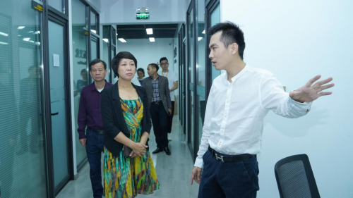 兰研董事长陈文海就兰研文创直播孵化基地项目的发展情况进行了详细