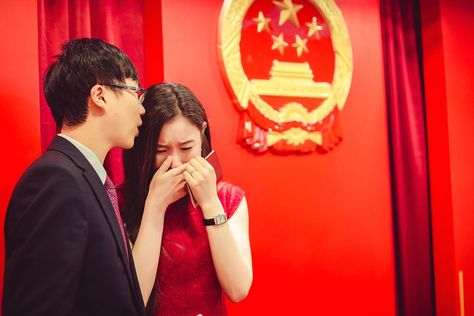 民政局这个背景吧,真的挺土的……事实证明再美的奶茶妹妹都不能拯救