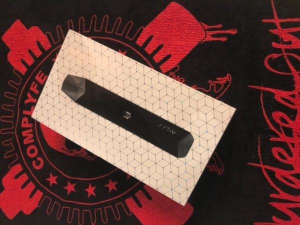 与锤子科技坚果手机明星代言坚果投影仪同品牌nut坚果电子烟测评