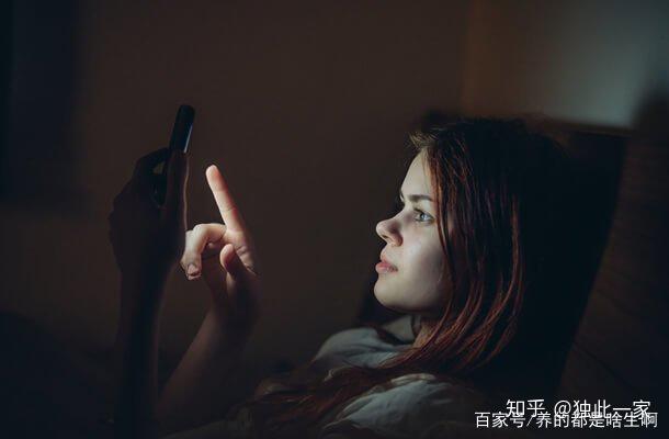 暗处看手机对眼睛有什么危害 v2-3dbb8dc64745c1441b88e91307f787d9_r.jpg