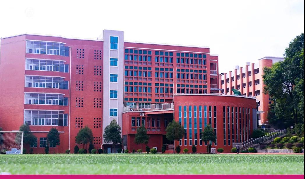 广州商学院拍了拍你叫你领取录取通知书