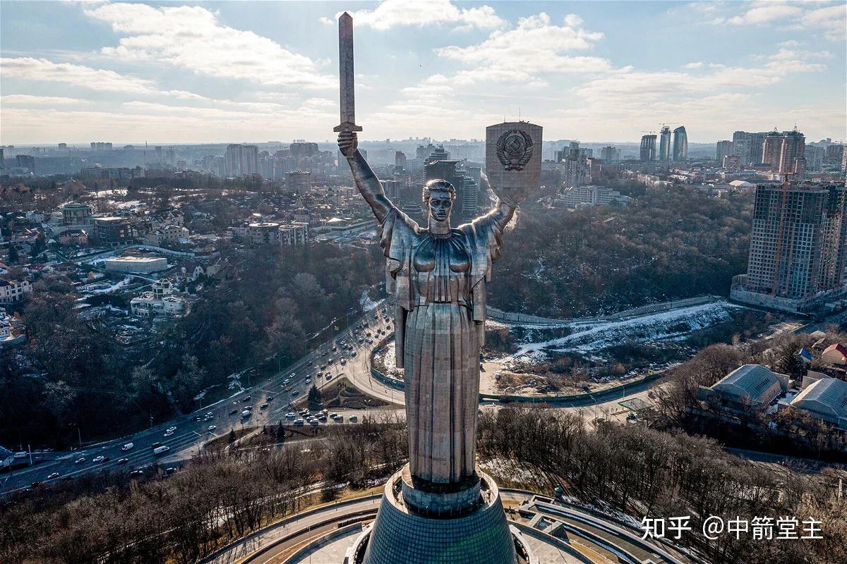 乌克兰首都基辅开始拆除城市地标——祖国母亲雕塑上的苏联国徽