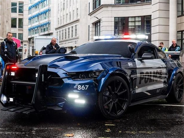 原型车:福特mustang gt350rbarricade(路障)在《变形金刚5》中,导演和