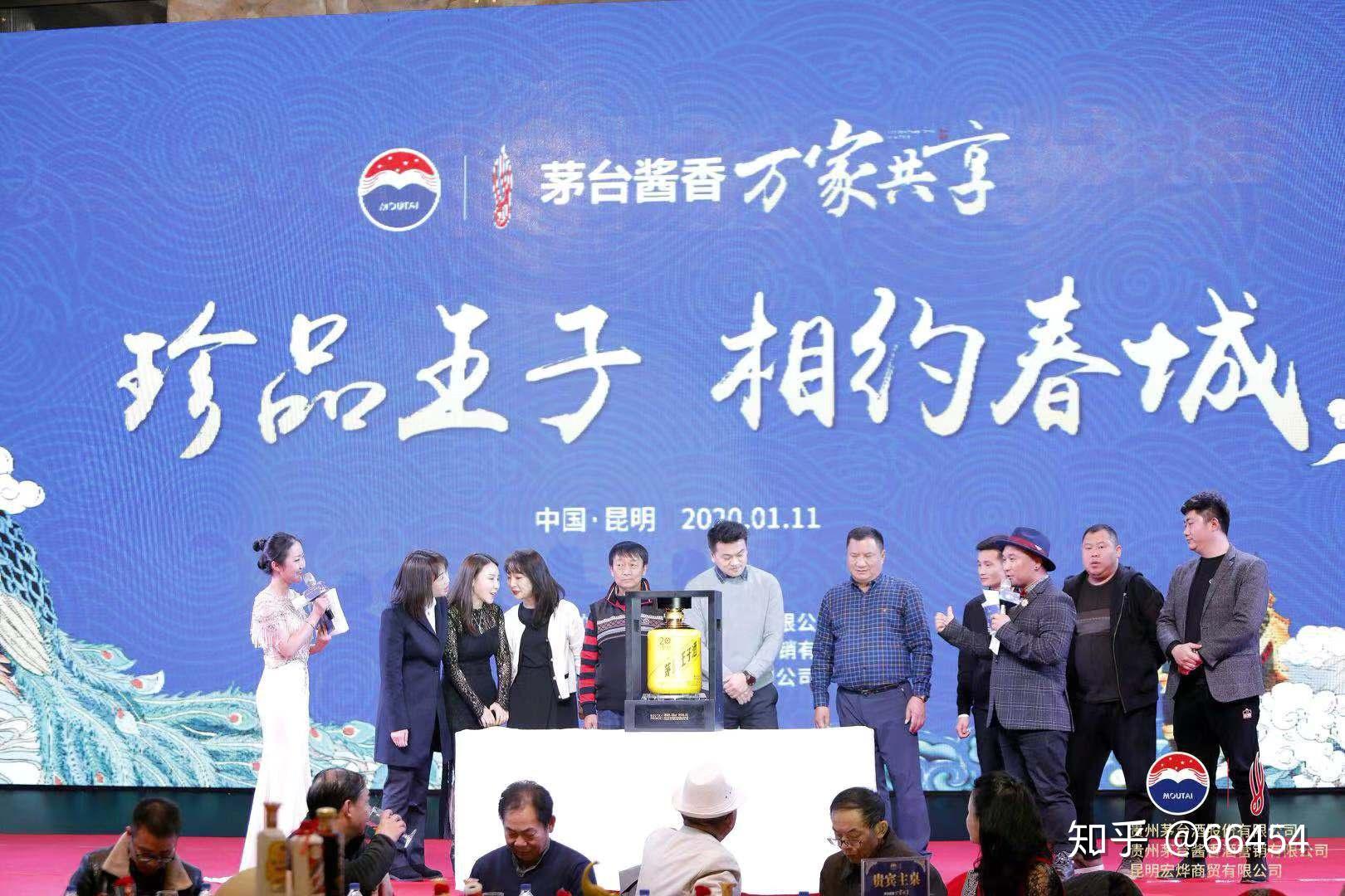 本次晚宴最大的主角当然是贵州茅台珍品王子酒,用品鉴四式对其进行