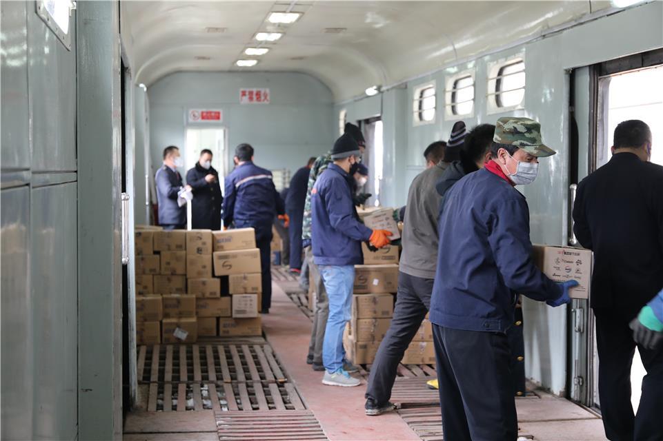 公斤洗手液,搭乘乌鲁木齐开往福州的t308次列车从兰州车站疾驰武汉,这