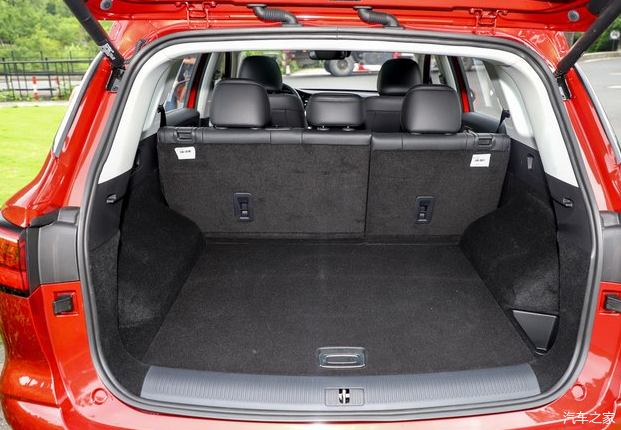 后备箱空间更是巨大,由于没有第三排的空间,纵深相比非常有优势,放几