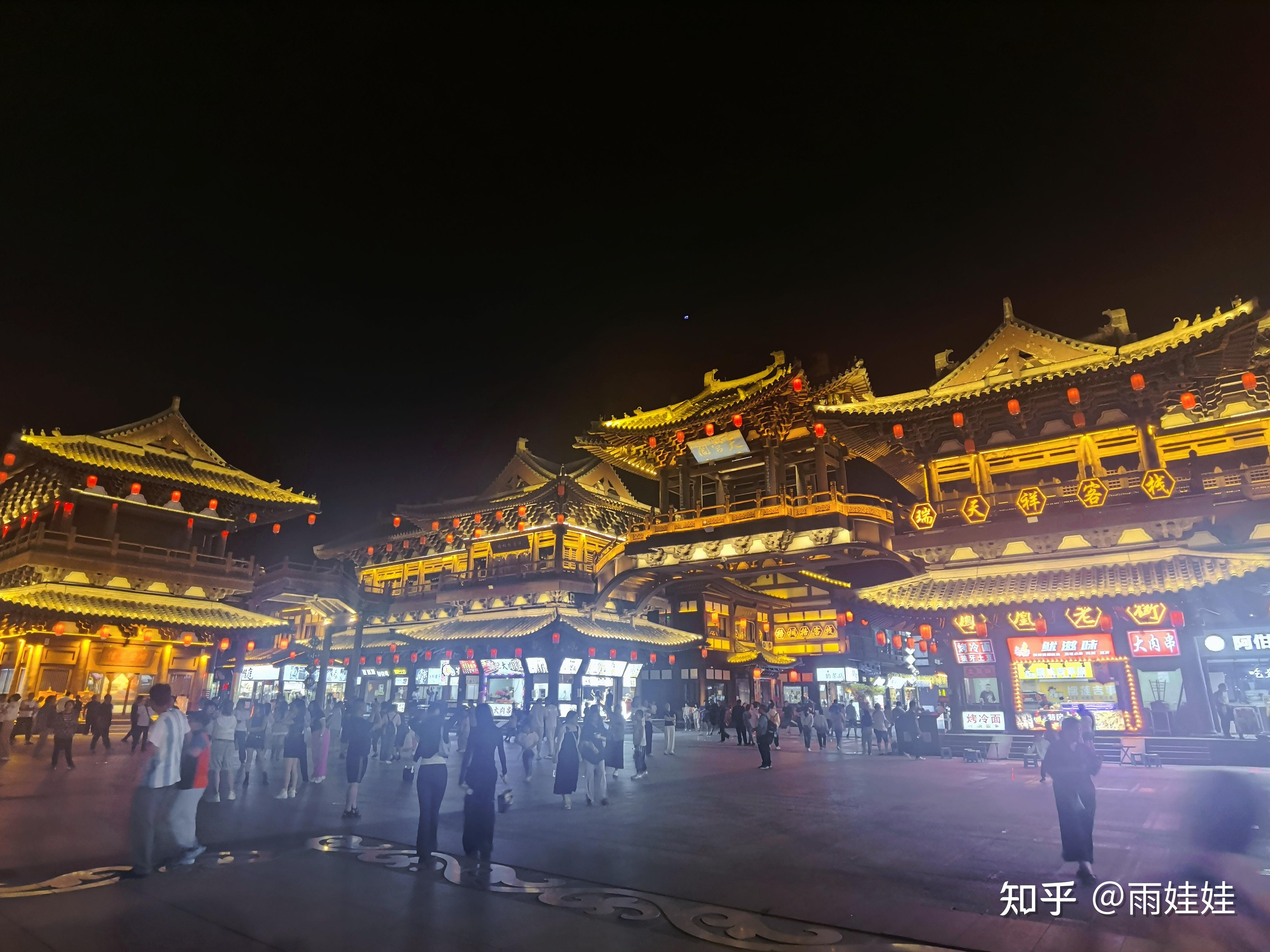 夜幕降临,古城的夜景也颇有看头,建议可以转一转,大同的夜晚还是非常