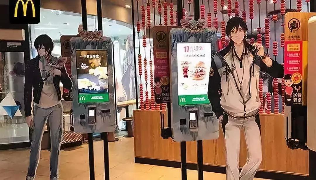 最近,哔哩哔哩和罗森开设了二次元主题超市,让更多的消费者在超市就