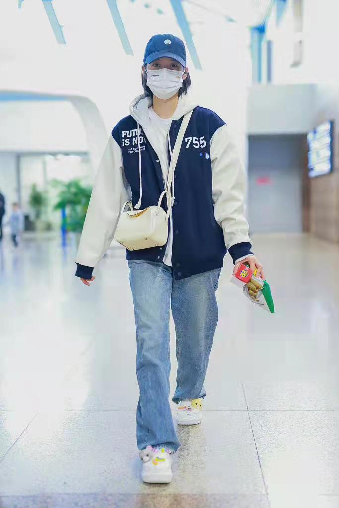 欧阳娜娜穿棒球服外套配牛仔裤与棒球帽真时髦可爱俏皮感十足