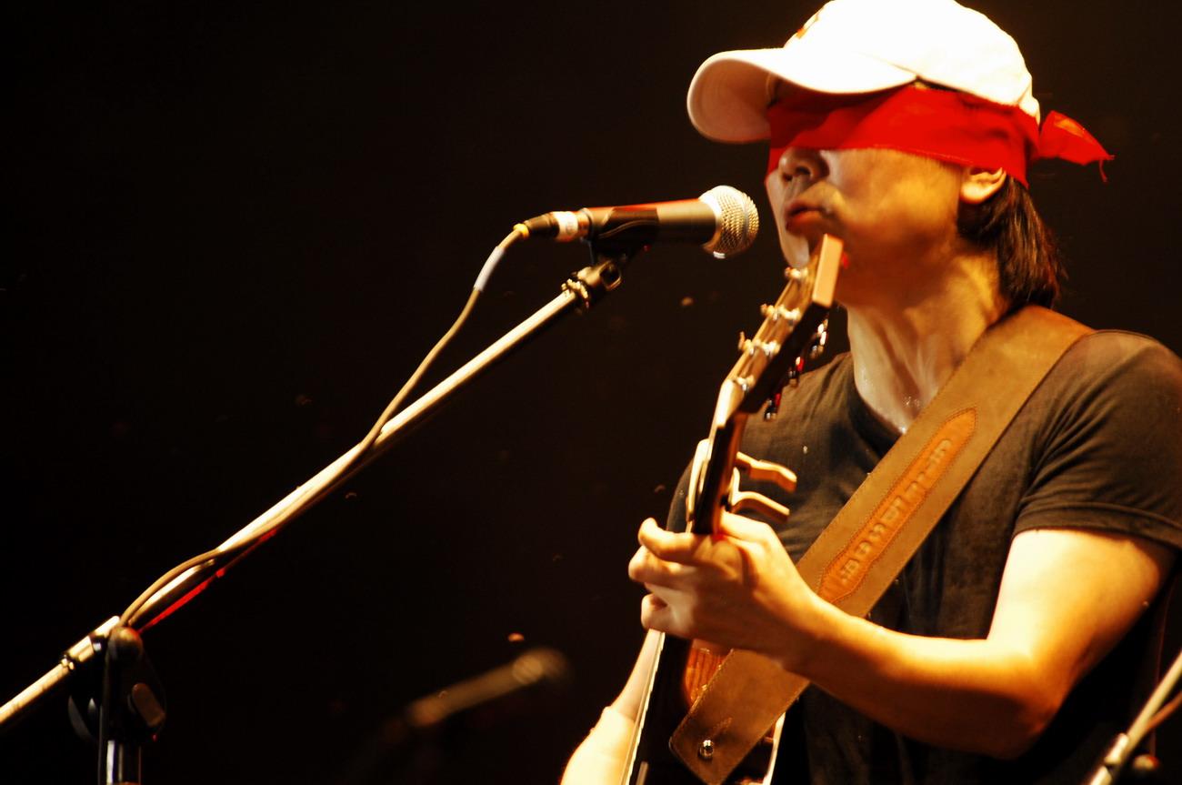 渐渐的,陈涌海开始尝试着写歌,第一首歌是什么他都已经不记得了.