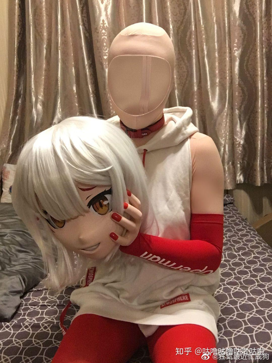 怎么评价网友林夕的娃娃间让真人穿黑胶衣当娃娃的行为这是一种怎样的