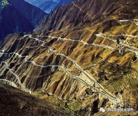 怒江72拐又叫川藏线99道拐业拉山108拐究其原因多是因为湾多坡大路窄