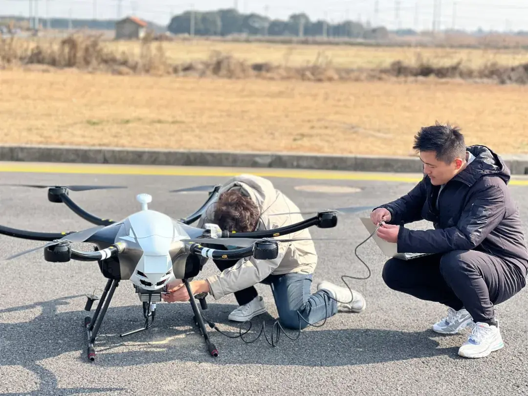 儒安测试人员调试现场图无人机操作台现场图03外场测