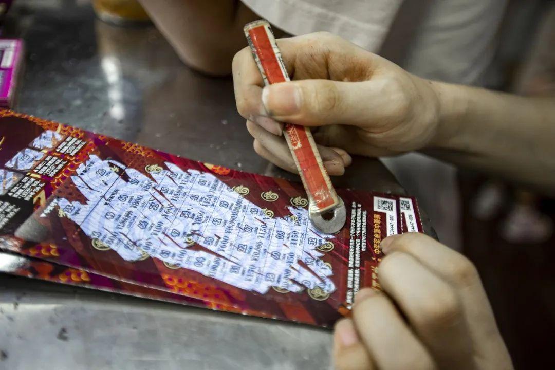 年轻人沉迷刮刮乐,笑着进去,哭着出来 - 知乎