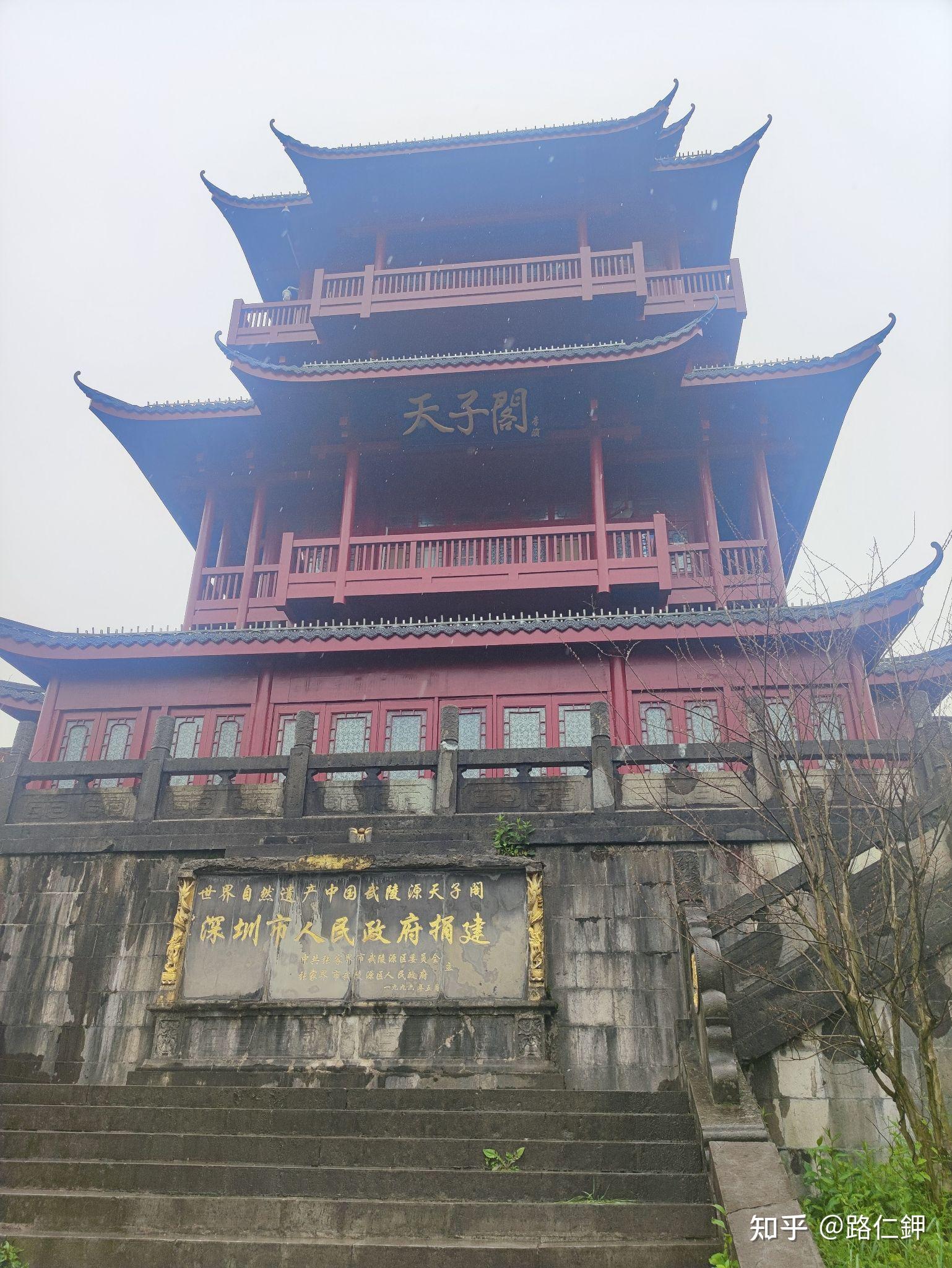 由于张家界西站比较偏僻,去市里不太方便,所以出去之后在广场上有许多