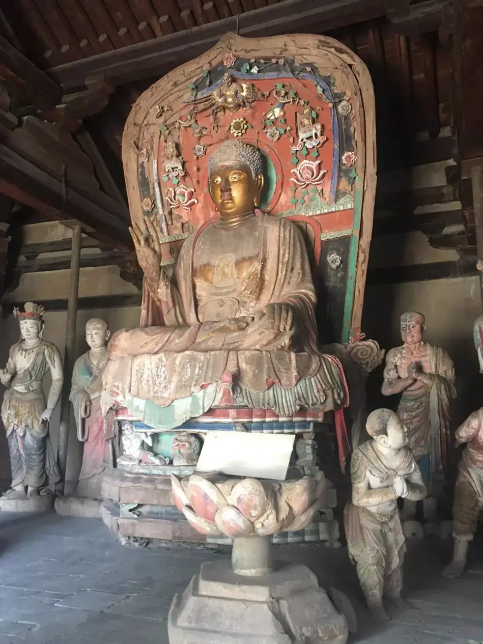 佛坛中央为释迦像,两侧是弟子迦叶与阿难,前面莲台上原有供养菩萨,后