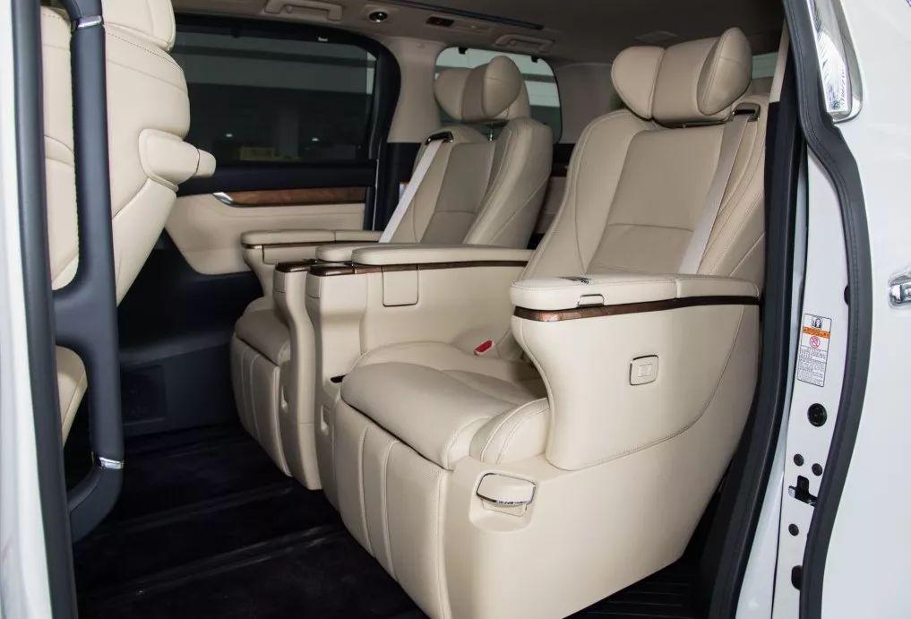 法的实力却是毋庸置疑的,尤其是舒适性极佳,第二排使用了ottoman座椅