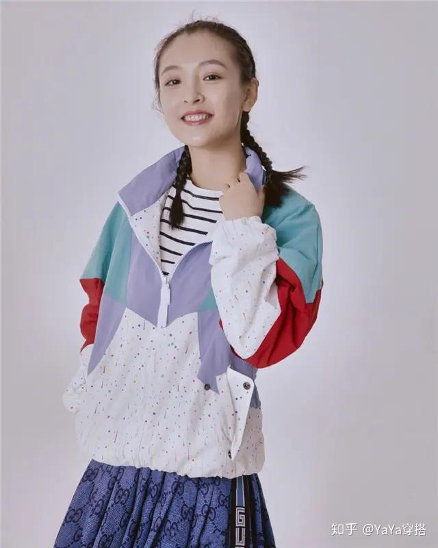 吴倩机场穿搭被嘲太土荧光色西装配紧身裤没这个身材还真难看