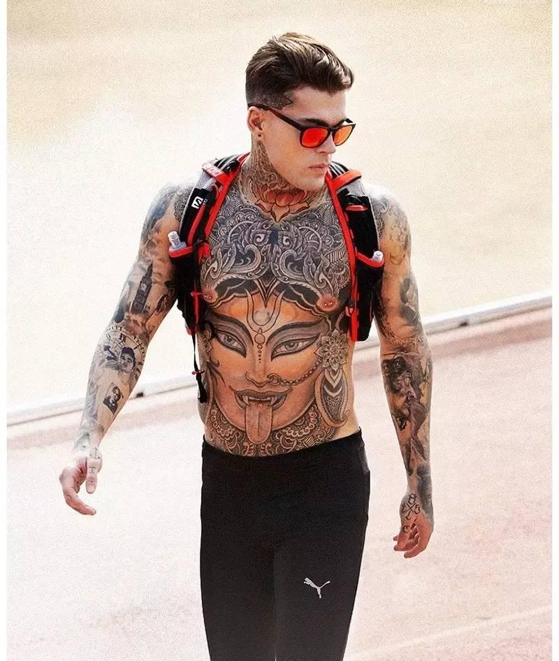 舔屏 | 他拥有世界上最酷的纹身