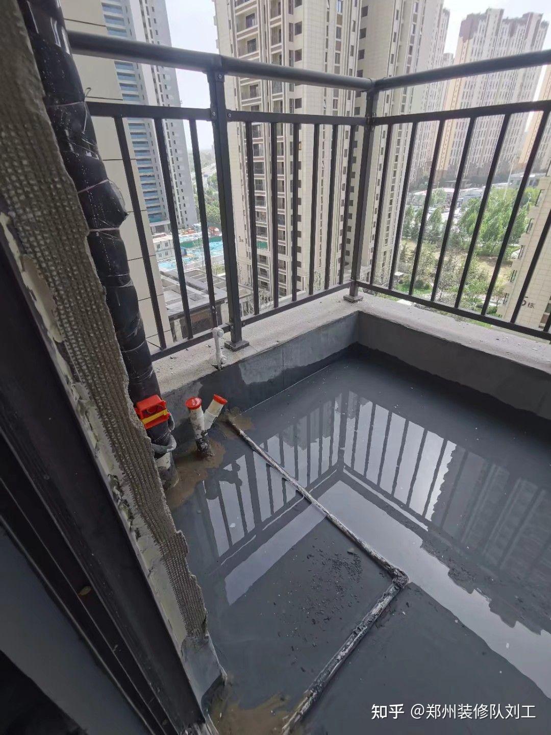 装修时阳台做防水最低要做到30㎝,要安装洗手盆的话,就至少要做到1.