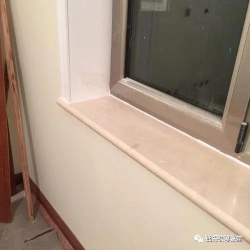 重点看上图画圈地方,这就是窗台石材的耳朵.这个到底要不要做?