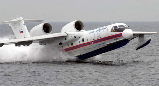 最先触水的是飞机机尾,然后飞机以机腹接触水面滑行,左侧的一号引擎于