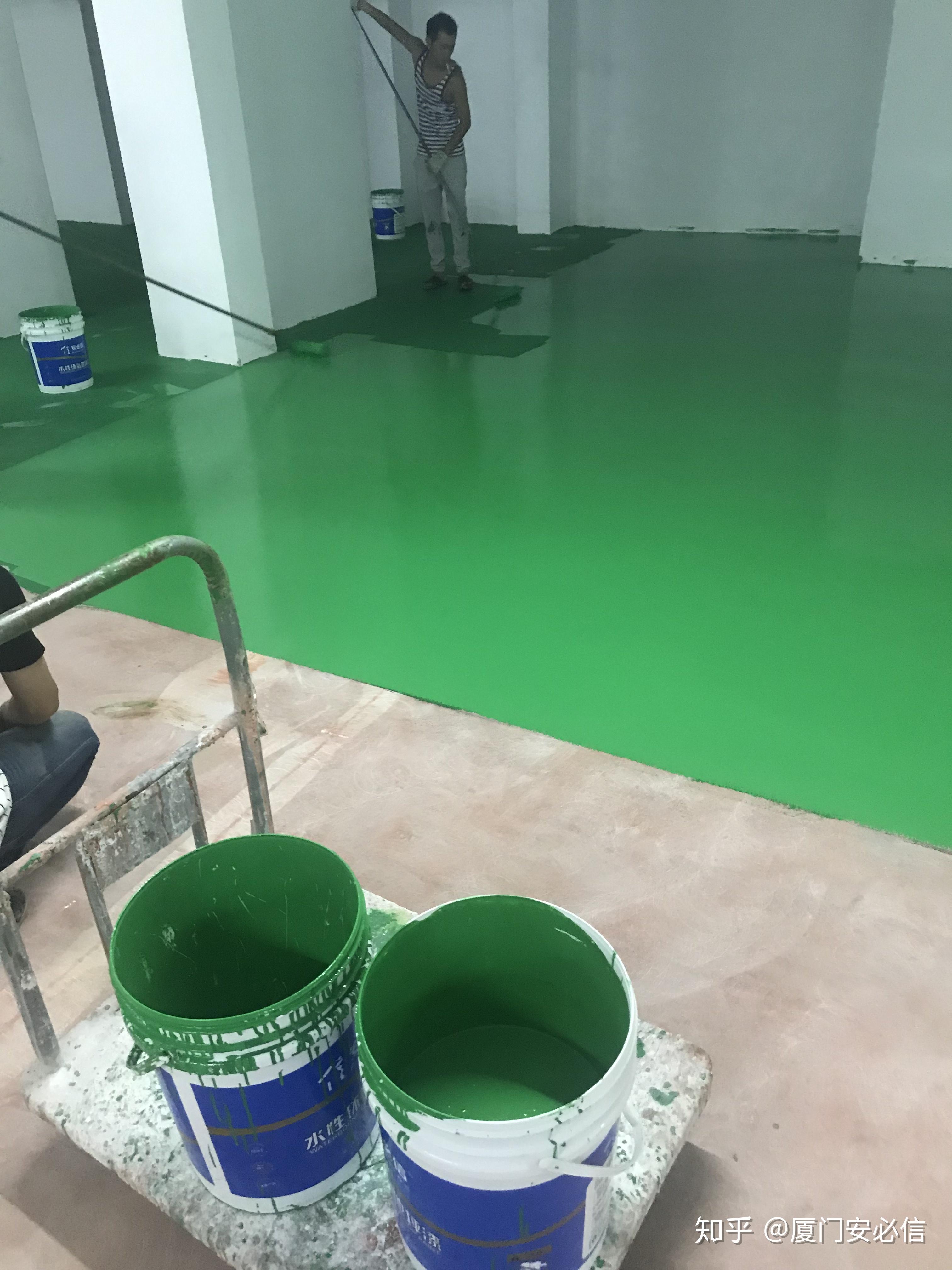 因此,只适合室内地坪的涂装,而丙烯酸地坪漆含有丙烯酸树脂,对紫外线