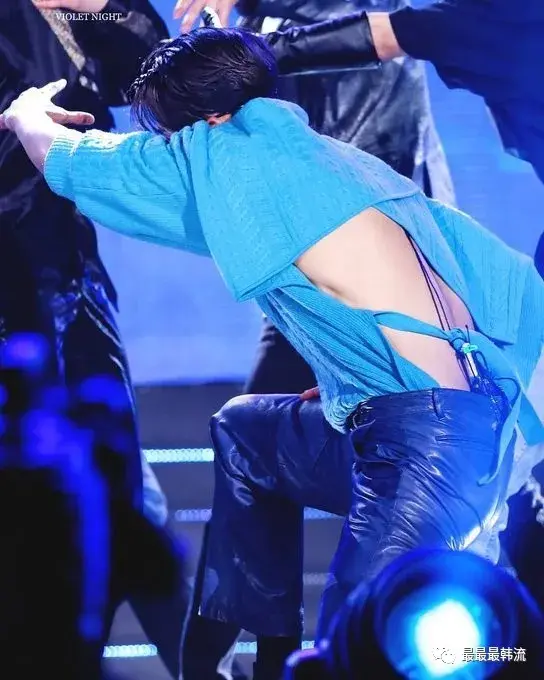 露腰的衣服,包括sf9的路云也在之前打歌的时候穿过露后腰的蓝色毛衣